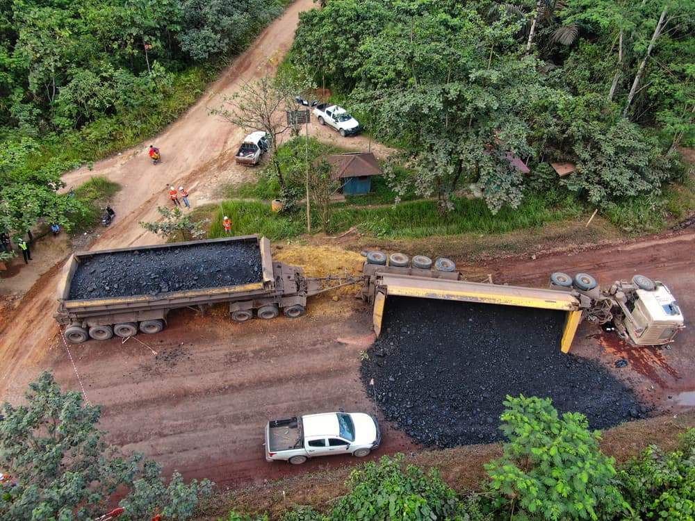 Truck carrying coal to the port overturned