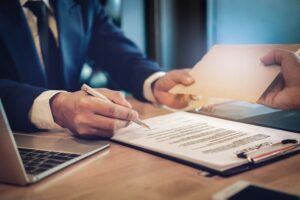 Paying fees to the car accident lawyer